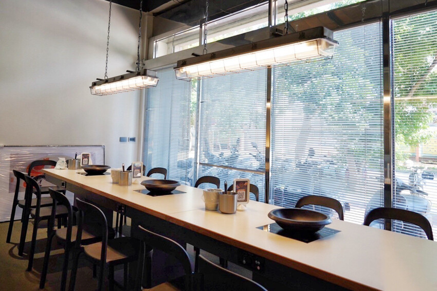 距離華泰名品城3分鐘車程!招牌石頭麻油炒魷魚干、辛香料~現場爆炒香氣好逼人