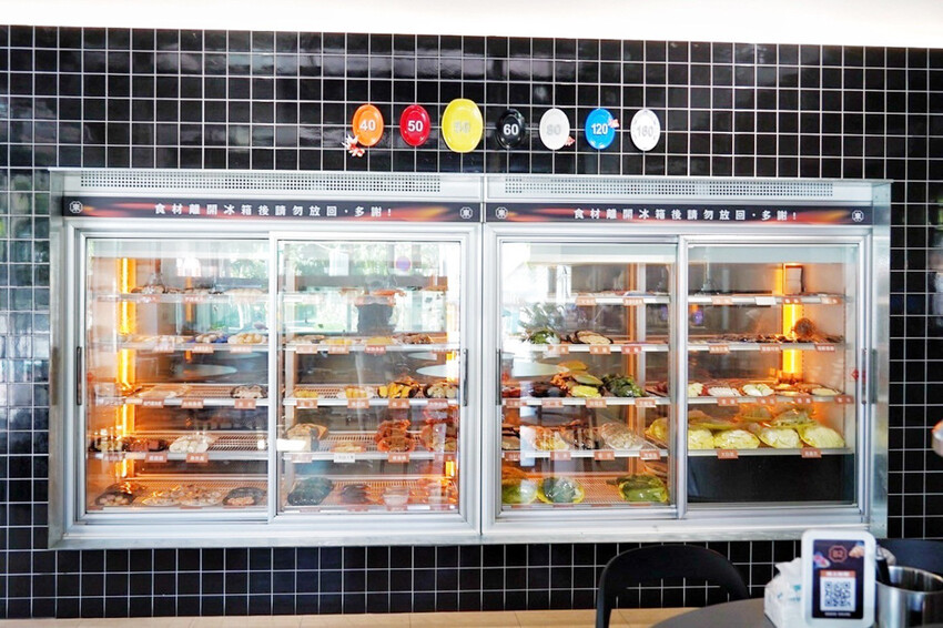 距離華泰名品城3分鐘車程!招牌石頭麻油炒魷魚干、辛香料~現場爆炒香氣好逼人