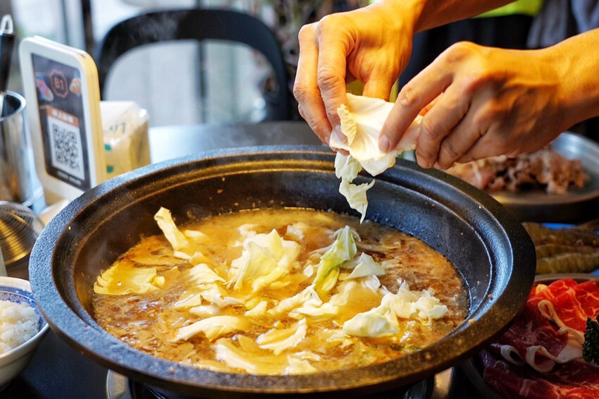 距離華泰名品城3分鐘車程!招牌石頭麻油炒魷魚干、辛香料~現場爆炒香氣好逼人