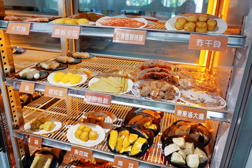 距離華泰名品城3分鐘車程!招牌石頭麻油炒魷魚干、辛香料~現場爆炒香氣好逼人