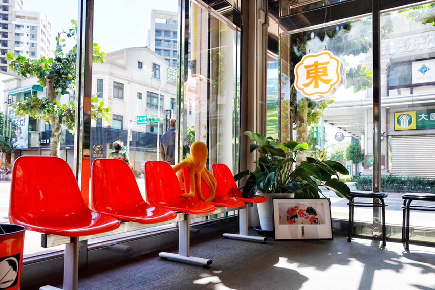 距離華泰名品城3分鐘車程!招牌石頭麻油炒魷魚干、辛香料~現場爆炒香氣好逼人