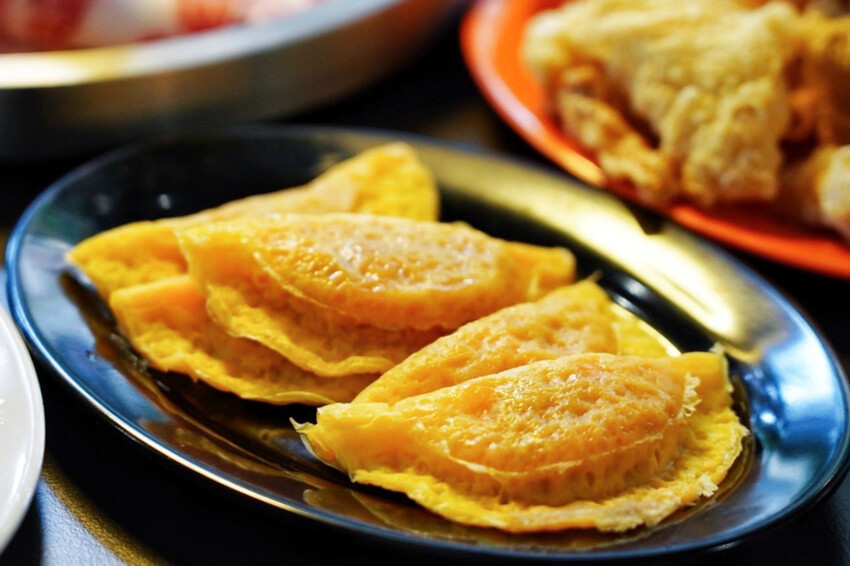 距離華泰名品城3分鐘車程!招牌石頭麻油炒魷魚干、辛香料~現場爆炒香氣好逼人