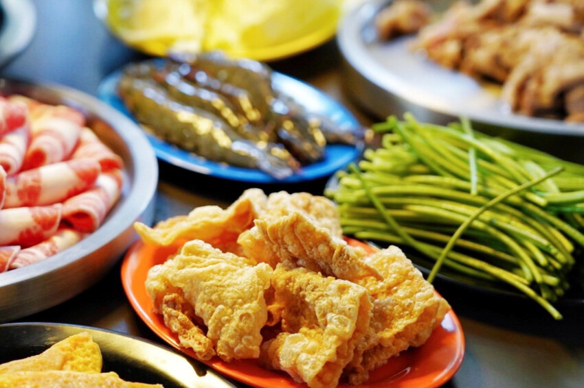 距離華泰名品城3分鐘車程!招牌石頭麻油炒魷魚干、辛香料~現場爆炒香氣好逼人