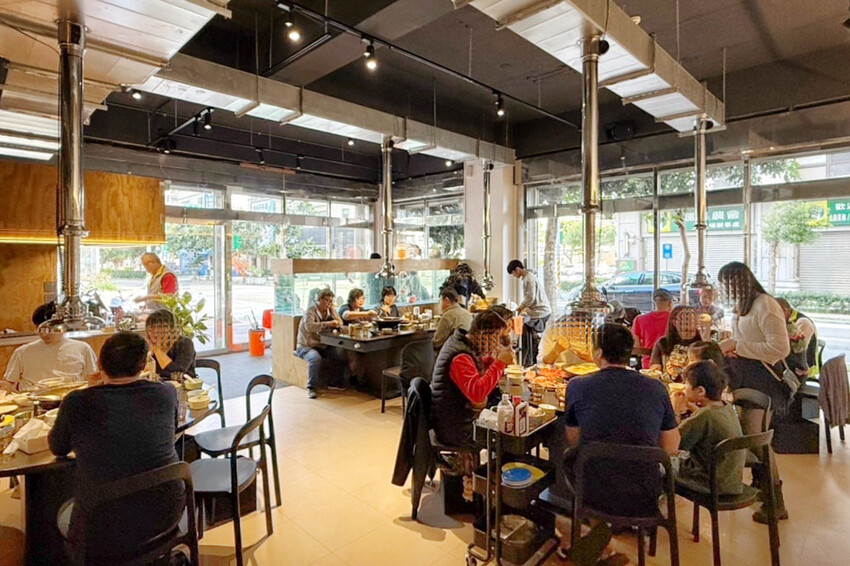 距離華泰名品城3分鐘車程!招牌石頭麻油炒魷魚干、辛香料~現場爆炒香氣好逼人