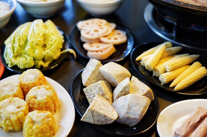 距離華泰名品城3分鐘車程!招牌石頭麻油炒魷魚干、辛香料~現場爆炒香氣好逼人