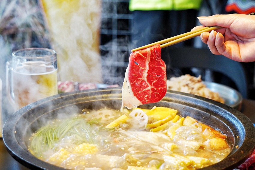 距離華泰名品城3分鐘車程!招牌石頭麻油炒魷魚干、辛香料~現場爆炒香氣好逼人