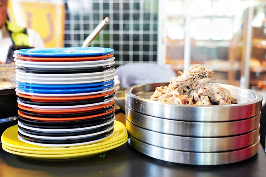 距離華泰名品城3分鐘車程!招牌石頭麻油炒魷魚干、辛香料~現場爆炒香氣好逼人