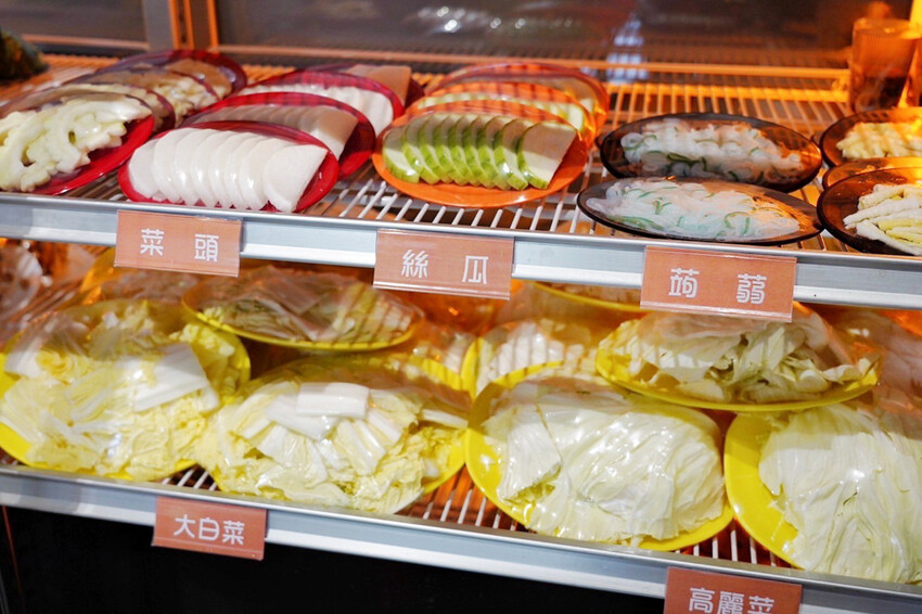 距離華泰名品城3分鐘車程!招牌石頭麻油炒魷魚干、辛香料~現場爆炒香氣好逼人