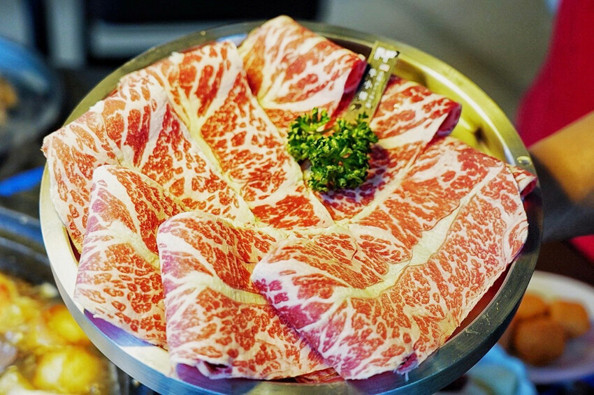 距離華泰名品城3分鐘車程!招牌石頭麻油炒魷魚干、辛香料~現場爆炒香氣好逼人