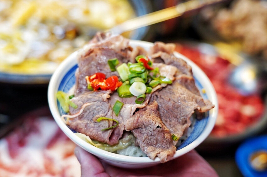 距離華泰名品城3分鐘車程!招牌石頭麻油炒魷魚干、辛香料~現場爆炒香氣好逼人