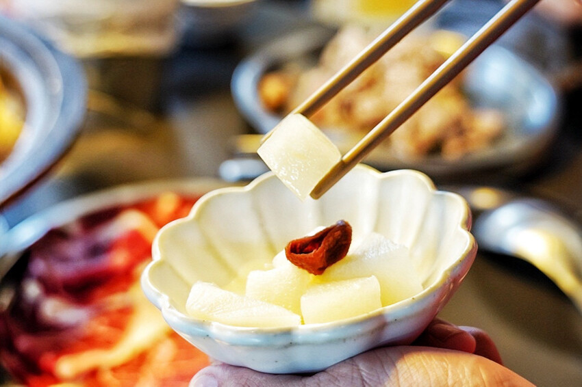 距離華泰名品城3分鐘車程!招牌石頭麻油炒魷魚干、辛香料~現場爆炒香氣好逼人