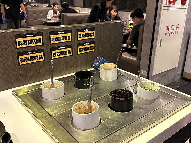 竹北燒肉吃到飽！吃肉肉燒肉竹北店專人代烤，生食級海鮮任你吃。