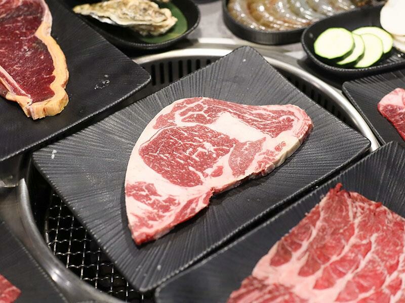 竹北燒肉吃到飽！吃肉肉燒肉竹北店專人代烤，生食級海鮮任你吃。