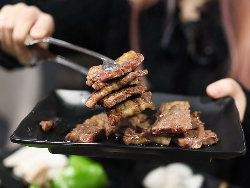 竹北燒肉吃到飽！吃肉肉燒肉竹北店專人代烤，生食級海鮮任你吃。
