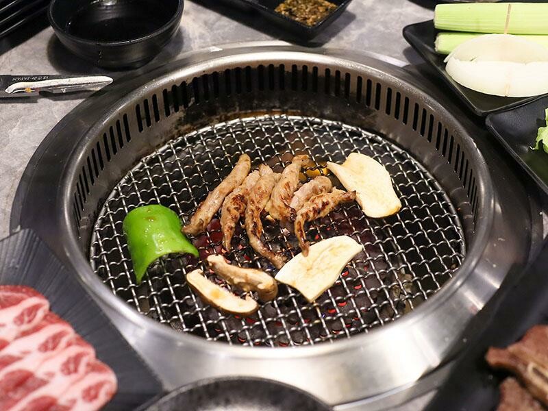 竹北燒肉吃到飽！吃肉肉燒肉竹北店專人代烤，生食級海鮮任你吃。