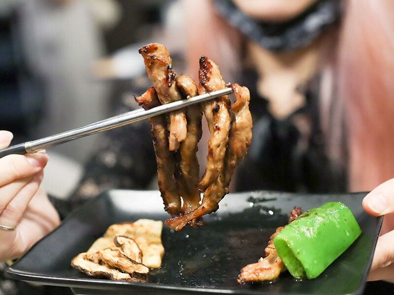 竹北燒肉吃到飽！吃肉肉燒肉竹北店專人代烤，生食級海鮮任你吃。