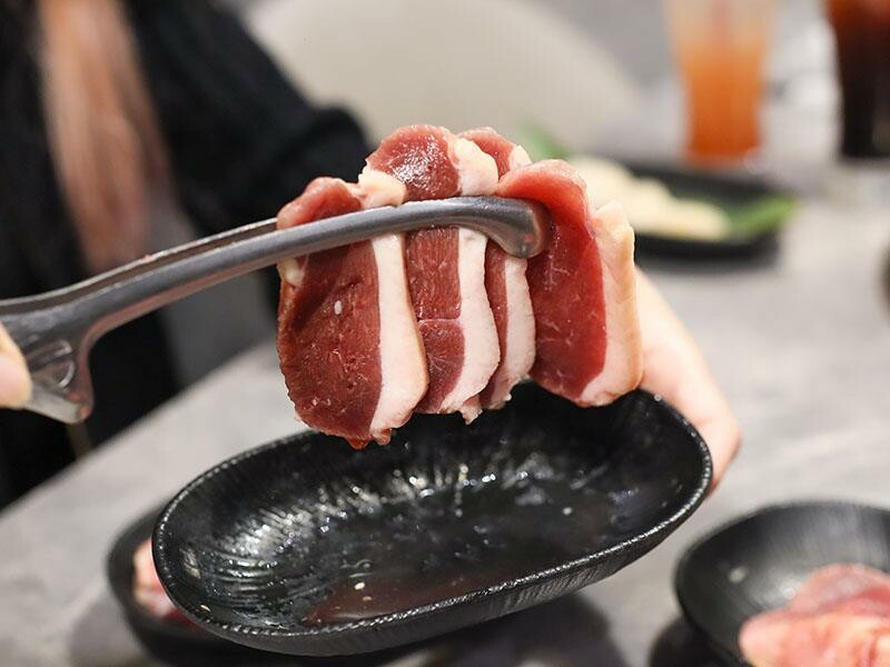 竹北燒肉吃到飽！吃肉肉燒肉竹北店專人代烤，生食級海鮮任你吃。