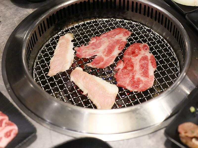 竹北燒肉吃到飽！吃肉肉燒肉竹北店專人代烤，生食級海鮮任你吃。