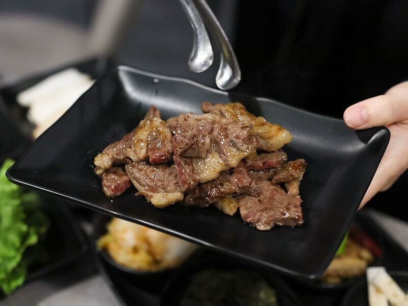 竹北燒肉吃到飽！吃肉肉燒肉竹北店專人代烤，生食級海鮮任你吃。