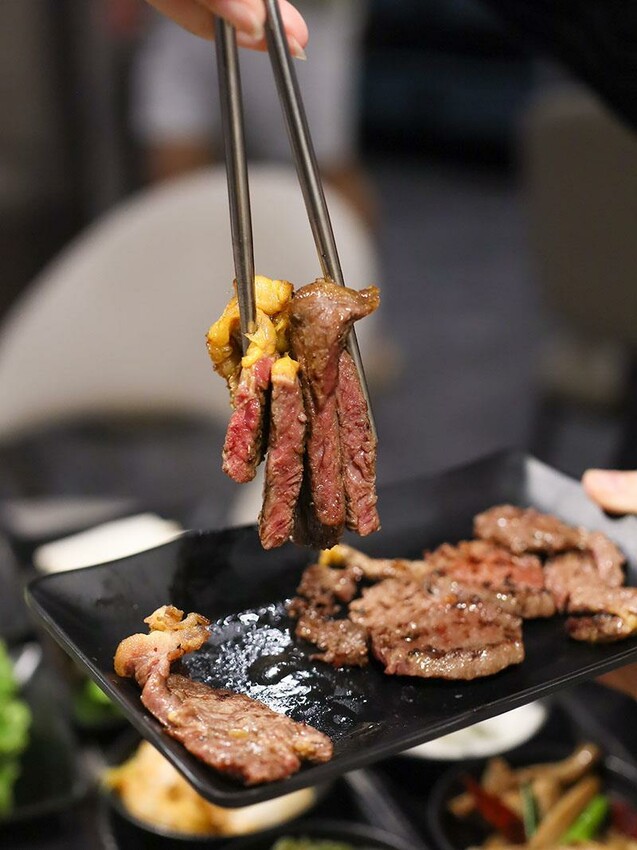 竹北燒肉吃到飽！吃肉肉燒肉竹北店專人代烤，生食級海鮮任你吃。