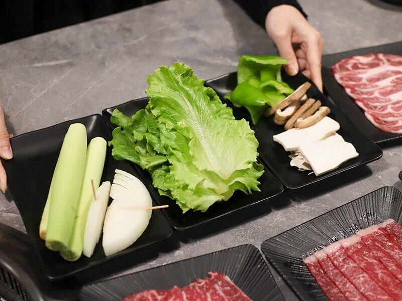 竹北燒肉吃到飽！吃肉肉燒肉竹北店專人代烤，生食級海鮮任你吃。