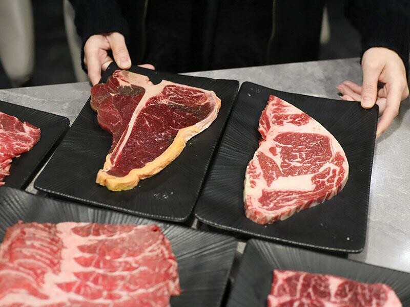 竹北燒肉吃到飽！吃肉肉燒肉竹北店專人代烤，生食級海鮮任你吃。