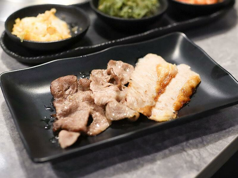 竹北燒肉吃到飽！吃肉肉燒肉竹北店專人代烤，生食級海鮮任你吃。