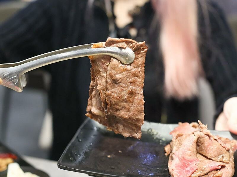 竹北燒肉吃到飽！吃肉肉燒肉竹北店專人代烤，生食級海鮮任你吃。