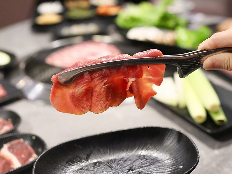 竹北燒肉吃到飽！吃肉肉燒肉竹北店專人代烤，生食級海鮮任你吃。