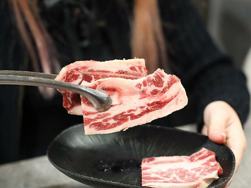 竹北燒肉吃到飽！吃肉肉燒肉竹北店專人代烤，生食級海鮮任你吃。