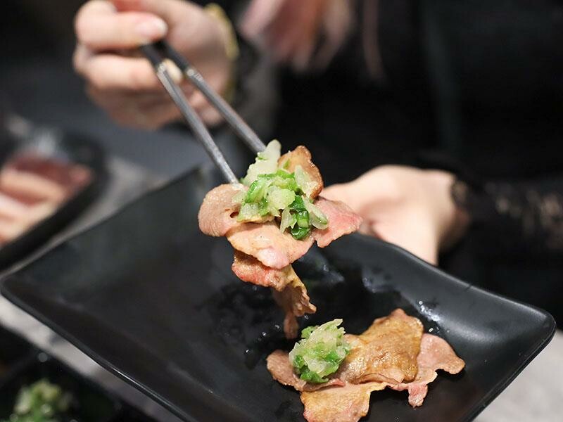 竹北燒肉吃到飽！吃肉肉燒肉竹北店專人代烤，生食級海鮮任你吃。