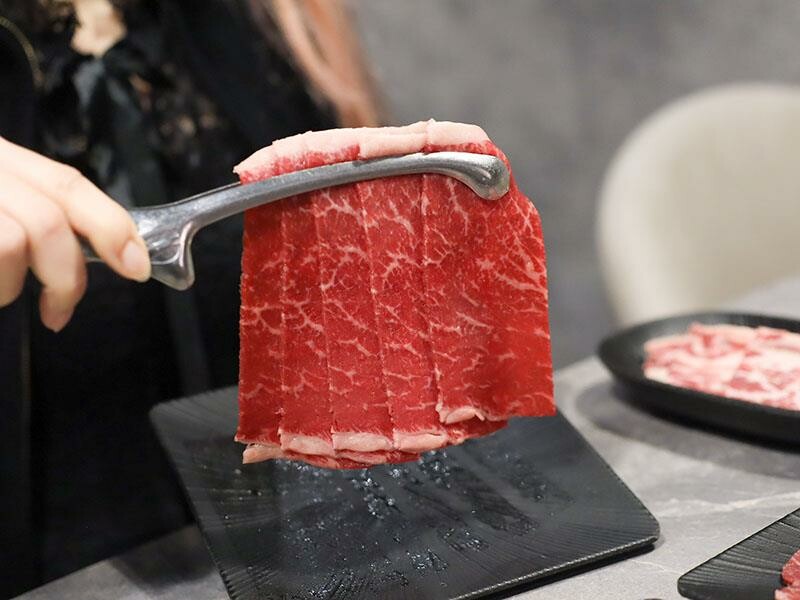 竹北燒肉吃到飽！吃肉肉燒肉竹北店專人代烤，生食級海鮮任你吃。