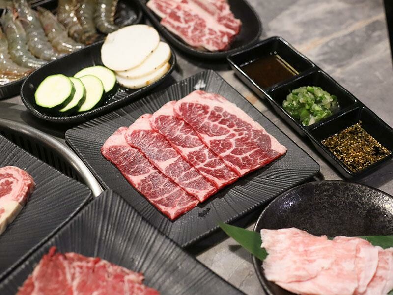 竹北燒肉吃到飽！吃肉肉燒肉竹北店專人代烤，生食級海鮮任你吃。