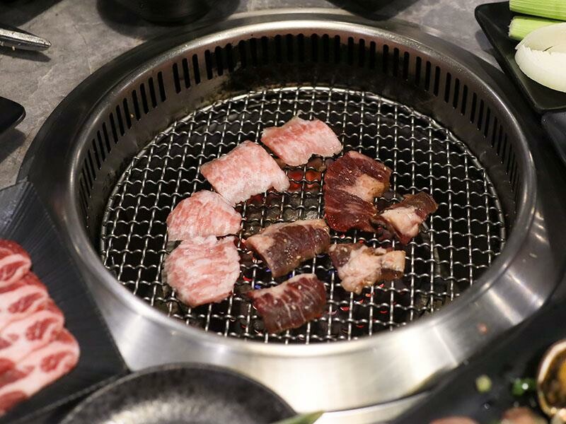 竹北燒肉吃到飽！吃肉肉燒肉竹北店專人代烤，生食級海鮮任你吃。