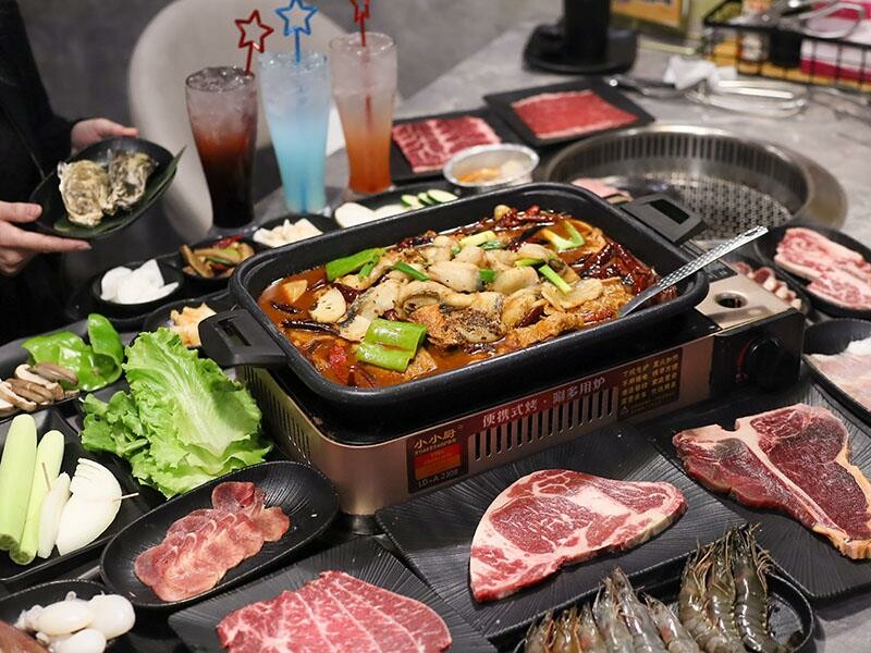 竹北燒肉吃到飽！吃肉肉燒肉竹北店專人代烤，生食級海鮮任你吃。