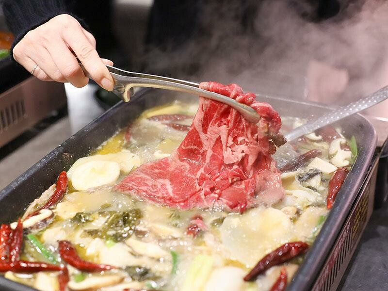 竹北燒肉吃到飽！吃肉肉燒肉竹北店專人代烤，生食級海鮮任你吃。