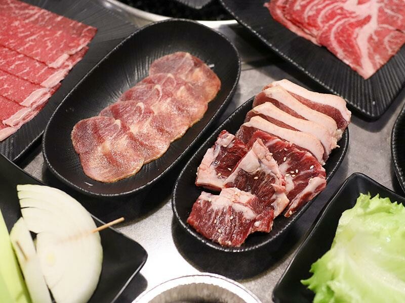 竹北燒肉吃到飽！吃肉肉燒肉竹北店專人代烤，生食級海鮮任你吃。