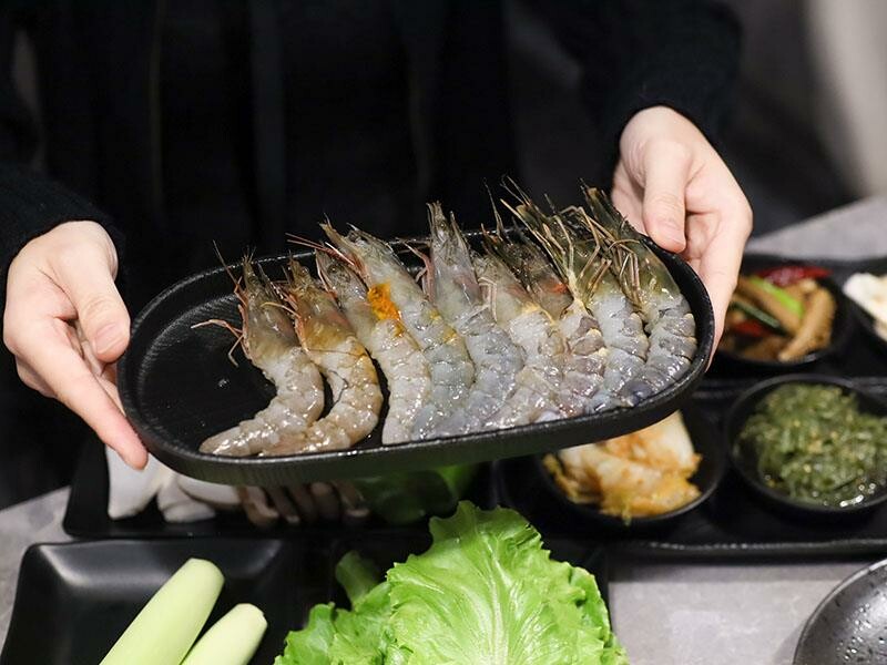 竹北燒肉吃到飽！吃肉肉燒肉竹北店專人代烤，生食級海鮮任你吃。