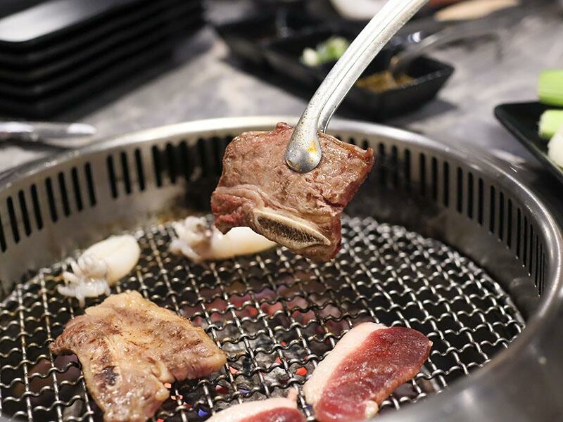竹北燒肉吃到飽！吃肉肉燒肉竹北店專人代烤，生食級海鮮任你吃。