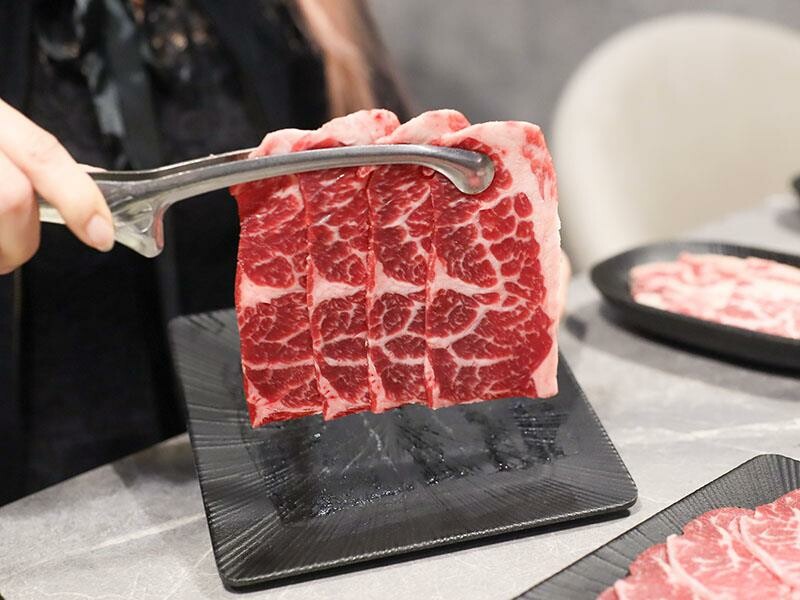 竹北燒肉吃到飽！吃肉肉燒肉竹北店專人代烤，生食級海鮮任你吃。