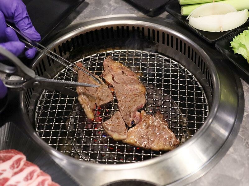 竹北燒肉吃到飽！吃肉肉燒肉竹北店專人代烤，生食級海鮮任你吃。