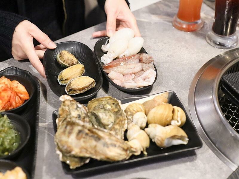 竹北燒肉吃到飽！吃肉肉燒肉竹北店專人代烤，生食級海鮮任你吃。