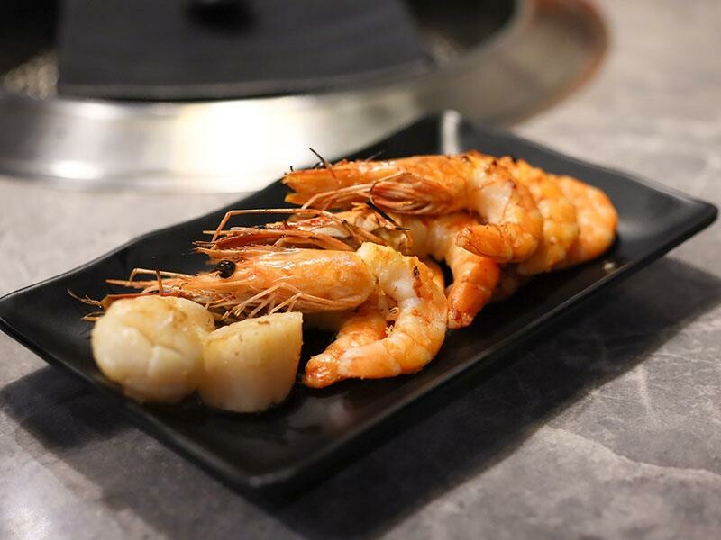 竹北燒肉吃到飽！吃肉肉燒肉竹北店專人代烤，生食級海鮮任你吃。