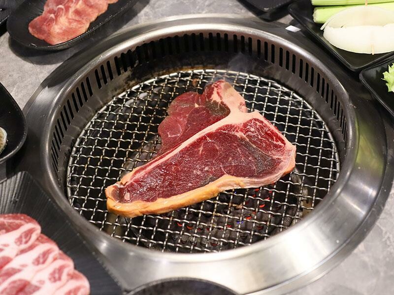 竹北燒肉吃到飽！吃肉肉燒肉竹北店專人代烤，生食級海鮮任你吃。