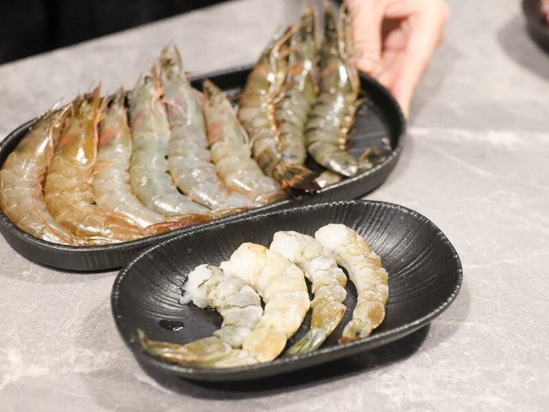 竹北燒肉吃到飽！吃肉肉燒肉竹北店專人代烤，生食級海鮮任你吃。