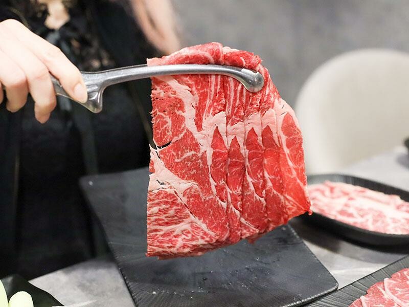竹北燒肉吃到飽！吃肉肉燒肉竹北店專人代烤，生食級海鮮任你吃。