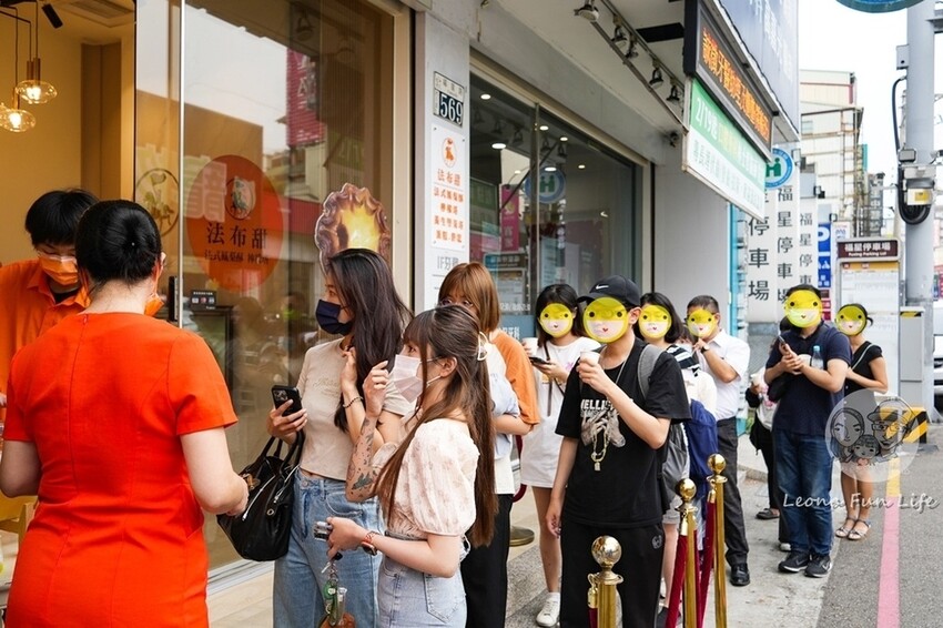 台中市西屯區全台首間布丁千層蛋塔!!逢甲最新排隊美食法布甜,花朵可頌蛋塔,還有十勝鮮乳霜淇淋+一元多一杯優惠喔!