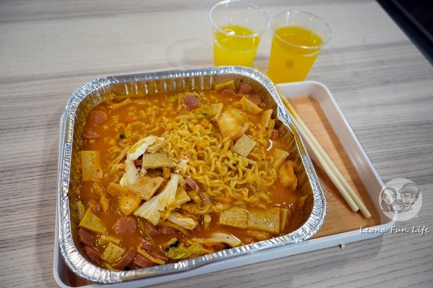 台中市太平區太平學區內熱門無人拉麵店，24小時營業吃宵夜超方便，配菜爽爽加、飲料喝到飽!韓湯匙無人拉麵 24 Hours 勤