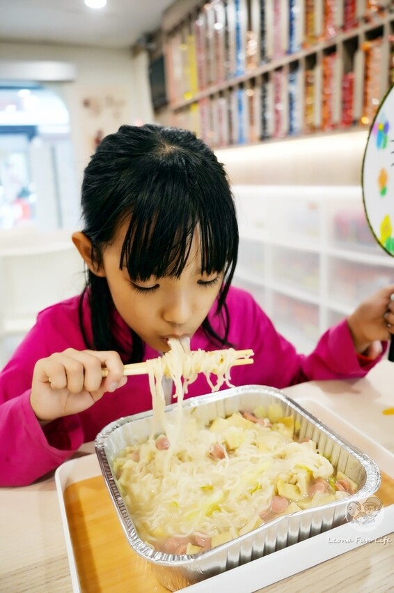台中市太平區太平學區內熱門無人拉麵店，24小時營業吃宵夜超方便，配菜爽爽加、飲料喝到飽!韓湯匙無人拉麵 24 Hours 勤