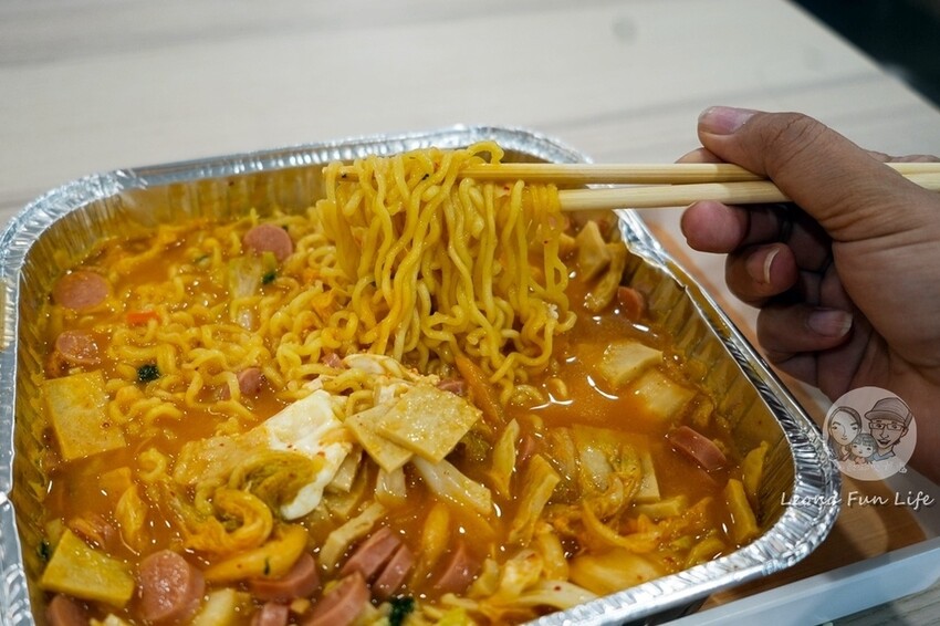 台中市太平區太平學區內熱門無人拉麵店，24小時營業吃宵夜超方便，配菜爽爽加、飲料喝到飽!韓湯匙無人拉麵 24 Hours 勤